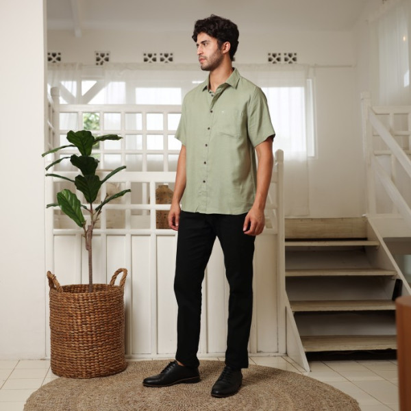 RICARDO Kemeja Pria Polos Hijau Sage Lengan Pendek