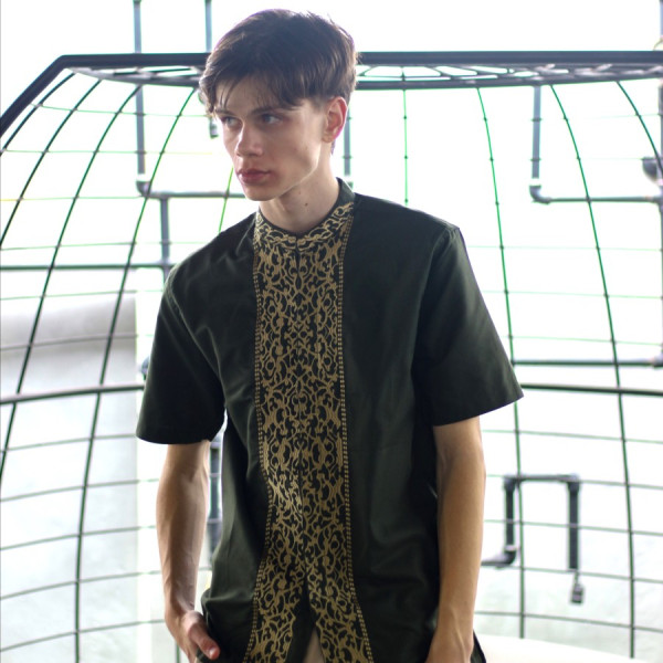 RICARDO Baju Koko Pria Hijau Bordir Emas Lengan Pendek