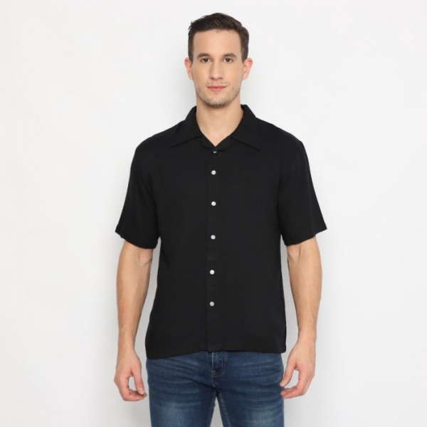 FICHINO Kemeja Rayon Twill Lengan Pendek Warna Hitam
