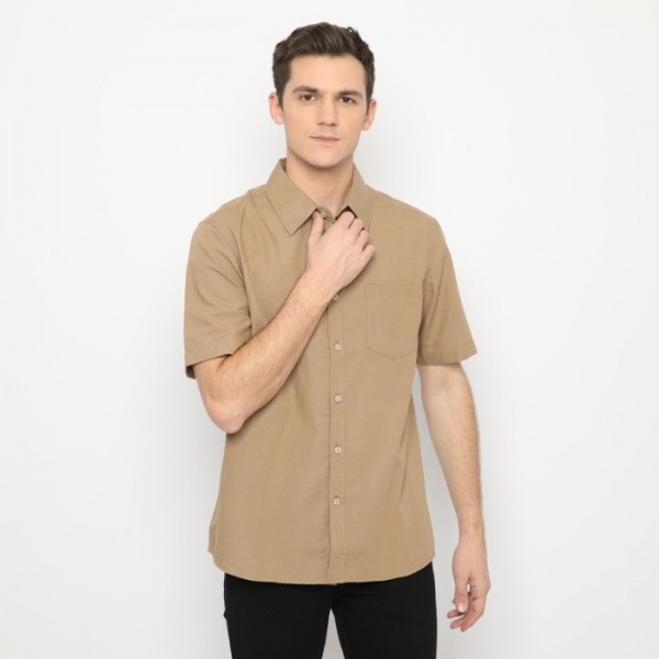 FICHINO Kemeja Pria Basic Polos Lengan Pendek Warna Coklat