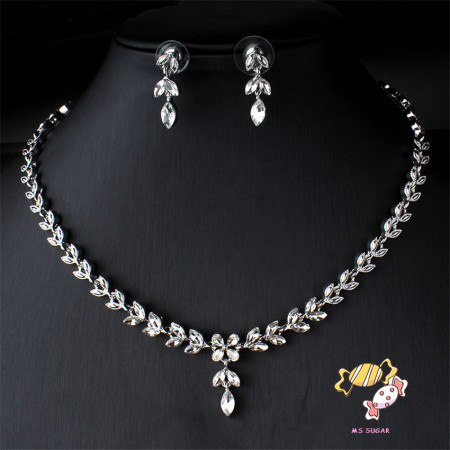 Liontin Pengantin Wanita Kalung Anting Set Fashion Gaun Perjamuan Perhiasan Set Rantai Aksesoris