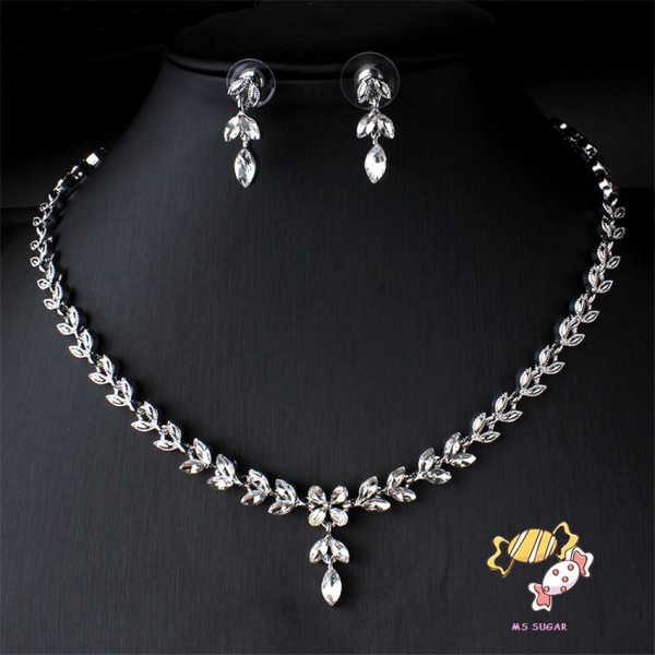 Liontin Pengantin Wanita Kalung Anting Set Fashion Gaun Perjamuan Perhiasan Set Rantai Aksesoris